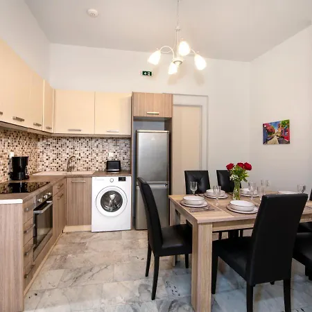 Irina In Old Town With 3 Bedrooms And 2 Baths Apartamento Rétino